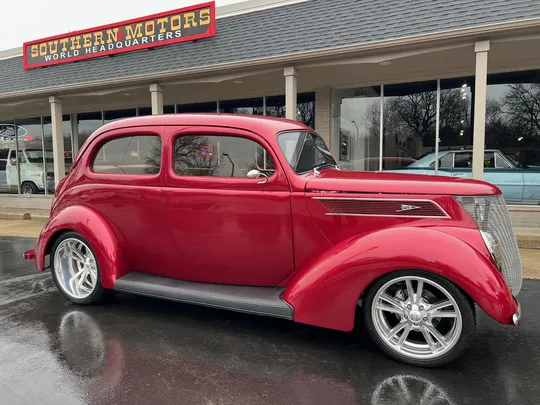 1937 Ford Sedan